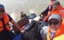 «Әділдік және Өркендеу» зардап шеккен ауылға моторлы қайық жіберіп, қаржылай көмек көрсетті