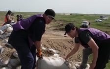 «Жаңа Адамдар» қозғалысының еріктілері Атырауға бөгет соғуға көмекке барды (ВИДЕО)