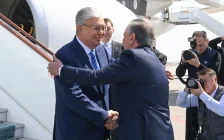 Тоқаев жұмыс сапарымен Өзбекстанға барды