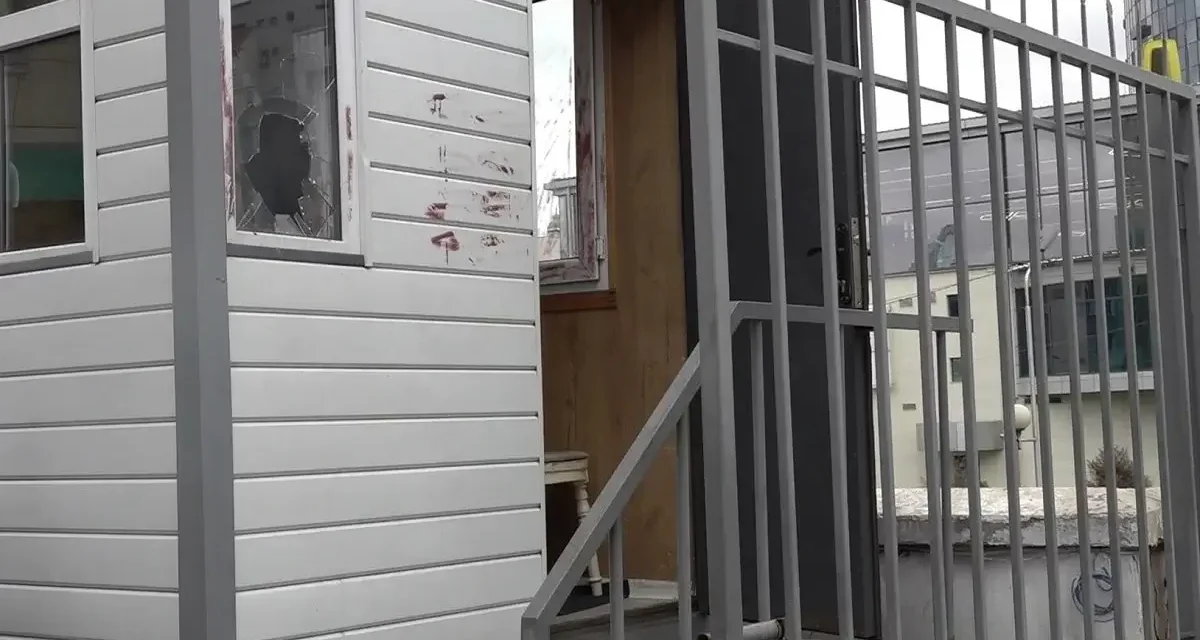 Алматыда қаскөйдің қолынан қаза тапқан күзетшінің отбасына күдіктінің жақындары ақша бемрек болған