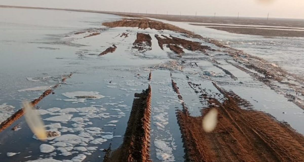 Үш облыста жолдарды су шайып кетті