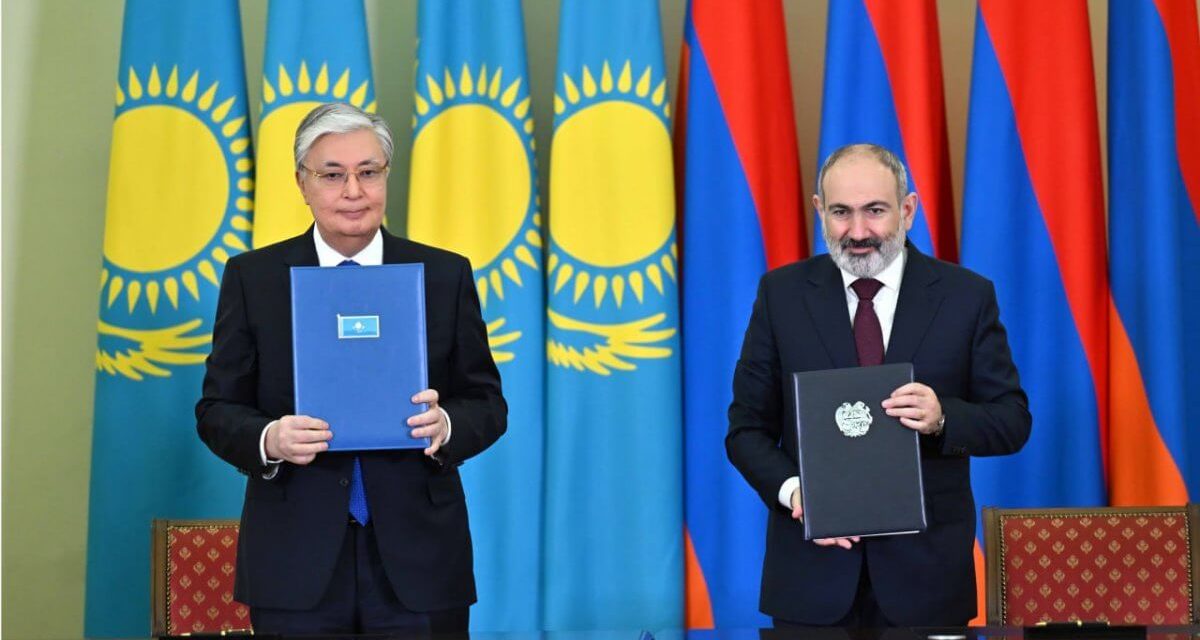 Тоқаев пен Пашинян бірқатар құжатқа қол қойды