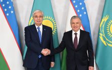 Тоқаев Өзбекстан Президентімен бейресми кездесу өткізді