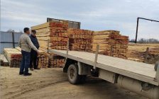 «Әділдік және Өркендеу» су тасқынынан зардап шеккен отбасыға құрылыс материалдарына қаржылай көмектесті