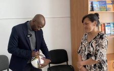 Әлемдік футбол жұлдызы су тасқынынан зардап шеккен ақтөбелік отбасылармен кездесті