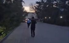 Желіде блогерден қашқан прокурорлардың видеосы тарады