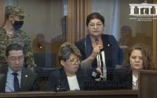 «Мені ана ретінде түсініңіздер»: Сотта Бишімбаевтың анасы алғаш рет сөйледі
