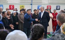 «Бәрі дұрыс болады»: Президент Қаратөбе ауданындағы эвакуациялық пунктке барды