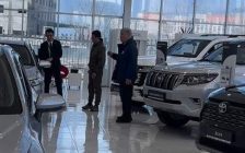Атыраулық шенеунік халық су тасқынымен алысып жатқанда автосалонда көлік қарап жүрген
