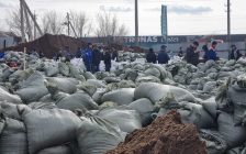«Әділдік және Өркендеу» белсенділері су тасқынынан зардап шеккен өңірлерге гуманитарлық көмек жіберді