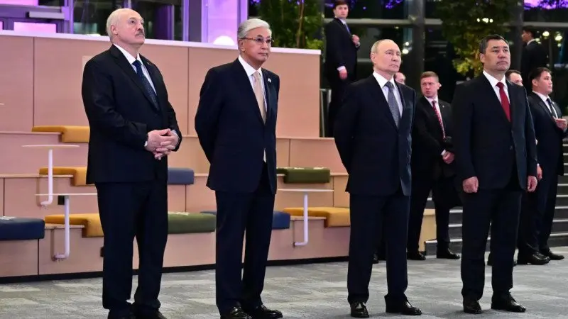 ЕАЭО басшылары Астанадағы жасанды интеллект көрмесін аралады