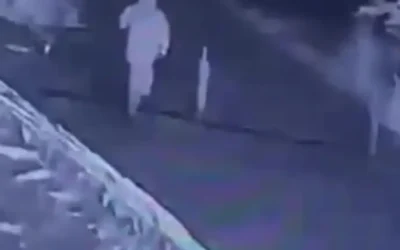 Қарағандыда белгісіз біреу көлікті өртеп, ұйықтап жатқан қыз өрттен аман қалды.