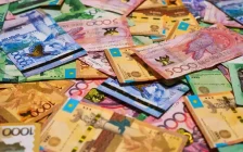 Қазақстандағы орташа айлық жалақы 445 068 теңгеге жетті, бірақ нақты өсім нөлге тең