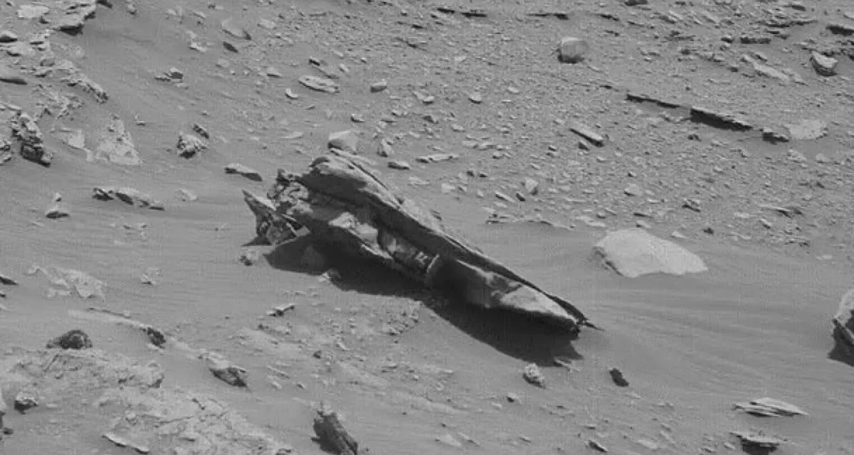 Curiosity Марста зымыран сынығына ұқсас нысанды түсірді