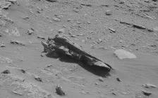 Curiosity Марста зымыран сынығына ұқсас нысанды түсірді