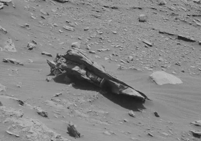 Curiosity Марста зымыран сынығына ұқсас нысанды түсірді