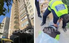 21 жастағы жігіт Алматыда көпқабатты үйдің балконынан құлап қаза тапты