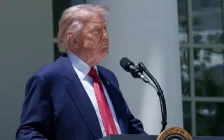 Трамп Ормуз бұғазындағы кеме алымынан бас тартты