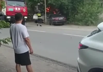 Семейде балалар аулада тұрған көлікті өртеп жіберді