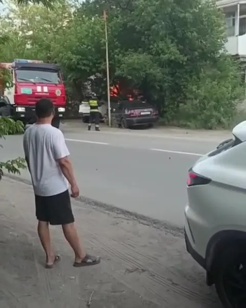 Семейде балалар аулада тұрған көлікті өртеп жіберді