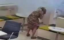 Павлодарда алаяқтар зейнеткерлерді банкте торт жаруға мәжбүрледі