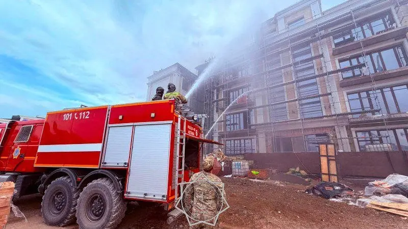 Астанада салынып жатқан ғимараттың шатырындағы өрт толық сөндірілді