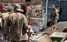 Әскери киімдегілердің құрылыс салуы: Қорғаныс министрлігінің түсінік берді