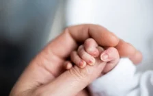 Анасы табылған жоқ: Ақтөбеде тастанды сәби жаңа отбасына берілді