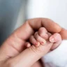 Анасы табылған жоқ: Ақтөбеде тастанды сәби жаңа отбасына берілді