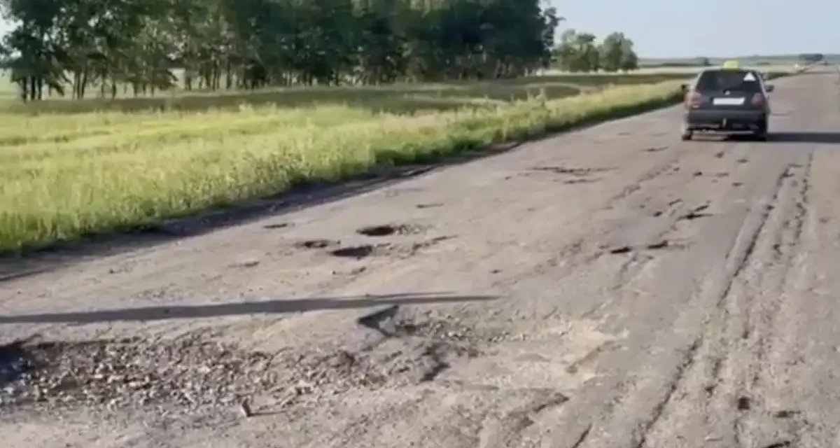 Орал-Атырау тас жолындағы апатты шұңқыр: Бөдене мен Жарсуат арасында көліктер жаппай зақымдануда