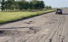 Орал-Атырау тас жолындағы апатты шұңқыр: Бөдене мен Жарсуат арасында көліктер жаппай зақымдануда