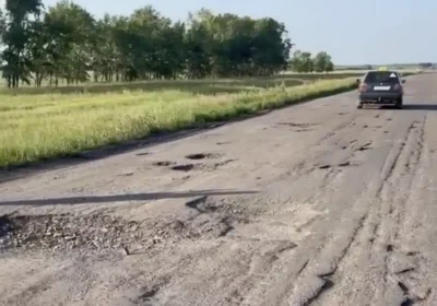 Орал-Атырау тас жолындағы апатты шұңқыр: Бөдене мен Жарсуат арасында көліктер жаппай зақымдануда