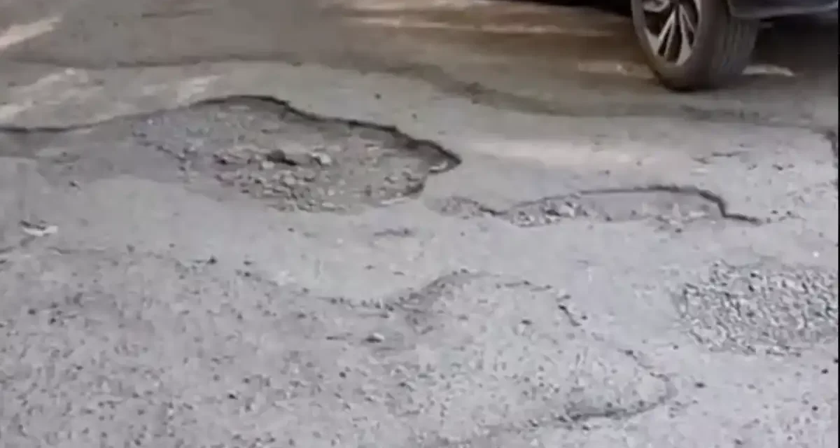 Қарағандыда мүмкіндігі шектеулі зейнеткер шұңқырға құлап, жарақат алды