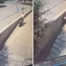 Павлодарда жоғарғы қабаттан лақтырылған мұз даладағы әйелдің басын жарды