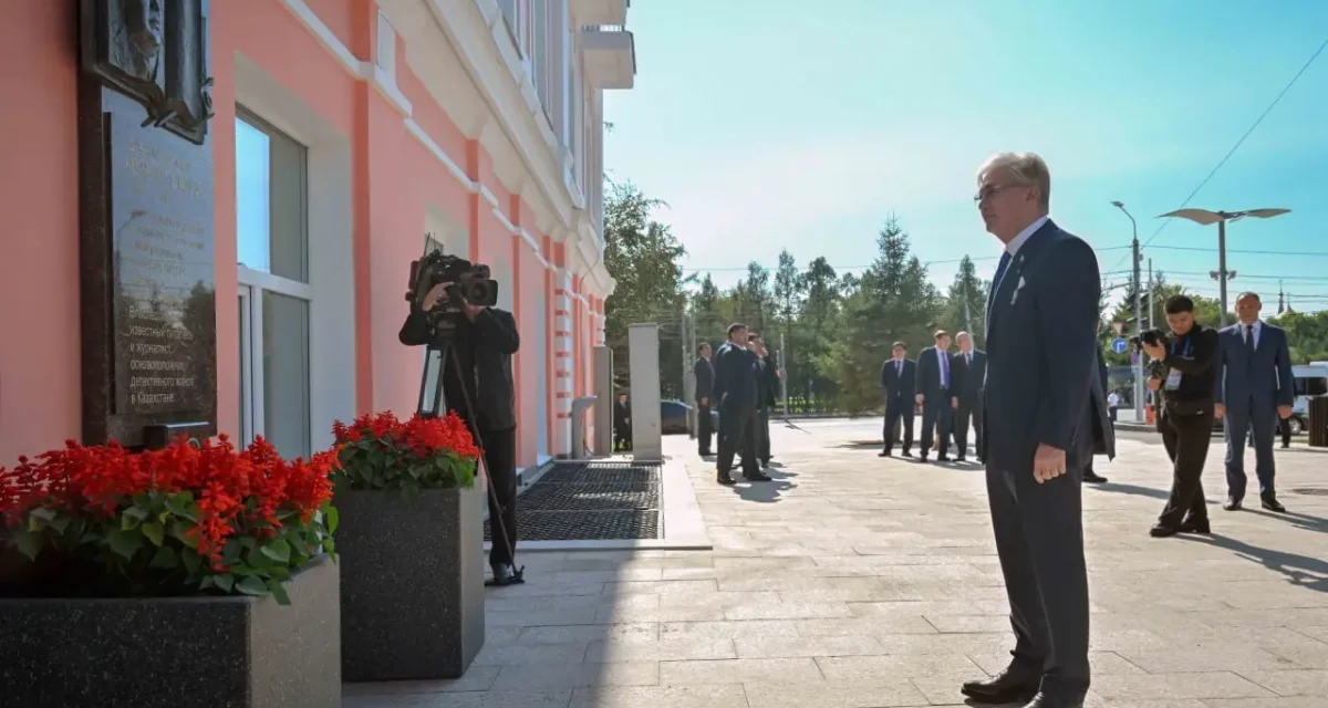 Қазақстан Президенті Кемел Тоқаев ескерткіш тақтасына гүл шоғын қойды