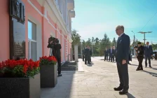 Қазақстан Президенті Кемел Тоқаев ескерткіш тақтасына гүл шоғын қойды