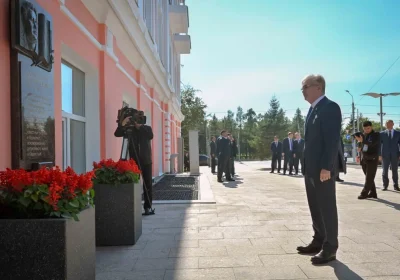 Қазақстан Президенті Кемел Тоқаевтың ескерткіш тақтасына гүл шоғын қойды
