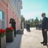 Қазақстан Президенті Кемел Тоқаевтың ескерткіш тақтасына гүл шоғын қойды