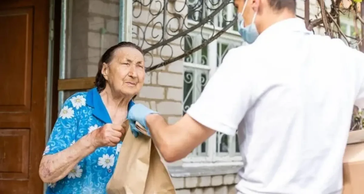 Курьердің қырағылығы: Алматыда зейнеткер 3 мың долларын алаяққа беріп жібермек болған