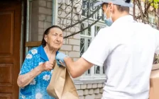 Курьердің қырағылығы: Алматыда зейнеткер 3 мың долларын алаяққа беріп жібермек болған