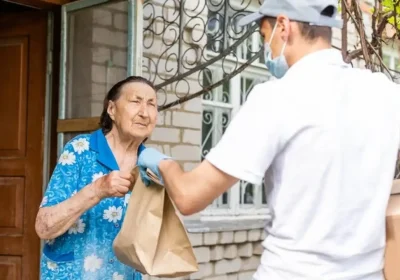 Курьердің қырағылығы: Алматыда зейнеткер 3 мың долларын алаяққа беріп жібермек болған