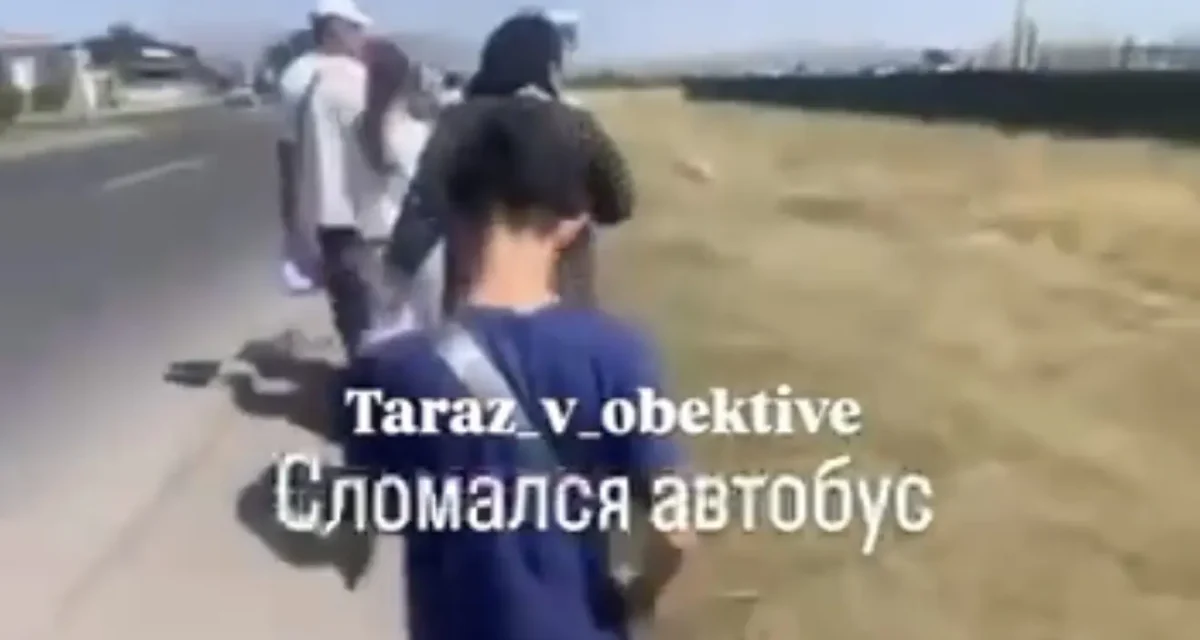 Таразда жолаушылар толы автобус орта жолда бұзылып, халық жаяу қалды