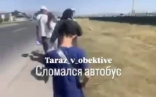 Таразда жолаушылар толы автобус орта жолда бұзылып, халық жаяу қалды