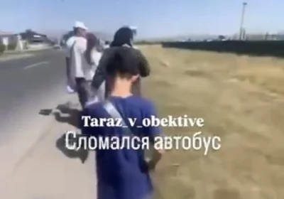 Таразда жолаушылар толы автобус орта жолда бұзылып, халық жаяу қалды