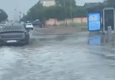 Балқаш па, әлде Венеция ма? Қала көшесін жаңбырдан кейін су басады