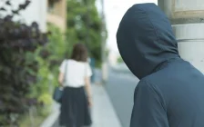 СҚО-да бұрын зорлағаны үшін сотталған ер адам әйелге қайта шабуыл жасады