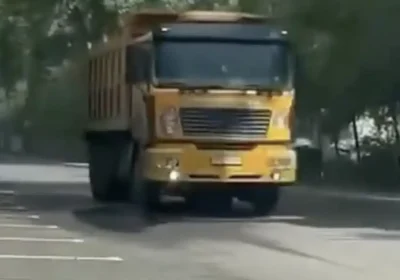 Қарағанды орталығында жаңа асфальт тас-талқан болып жатыр: Ауыр жүк көліктерін кім жіберді?