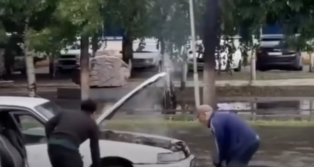 Өскемендегі сұмдық: Су астында қалған көліктен өрт шықты