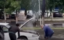 Өскемендегі сұмдық: Су астында қалған көліктен өрт шықты