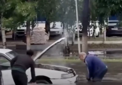 Өскемендегі сұмдық: Су астында қалған көліктен өрт шықты